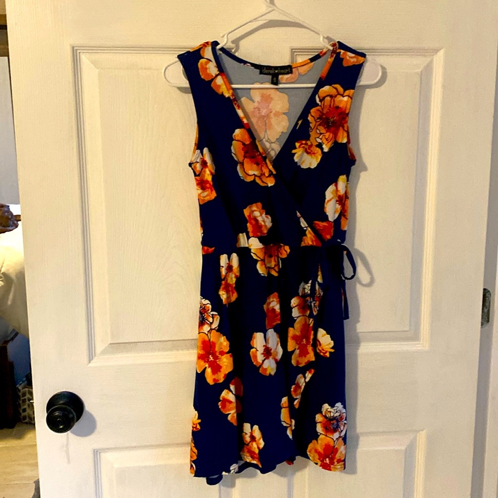 Derek Heart Wrap Dress. Size S. Elastic at waist. Beautiful, refreshing design